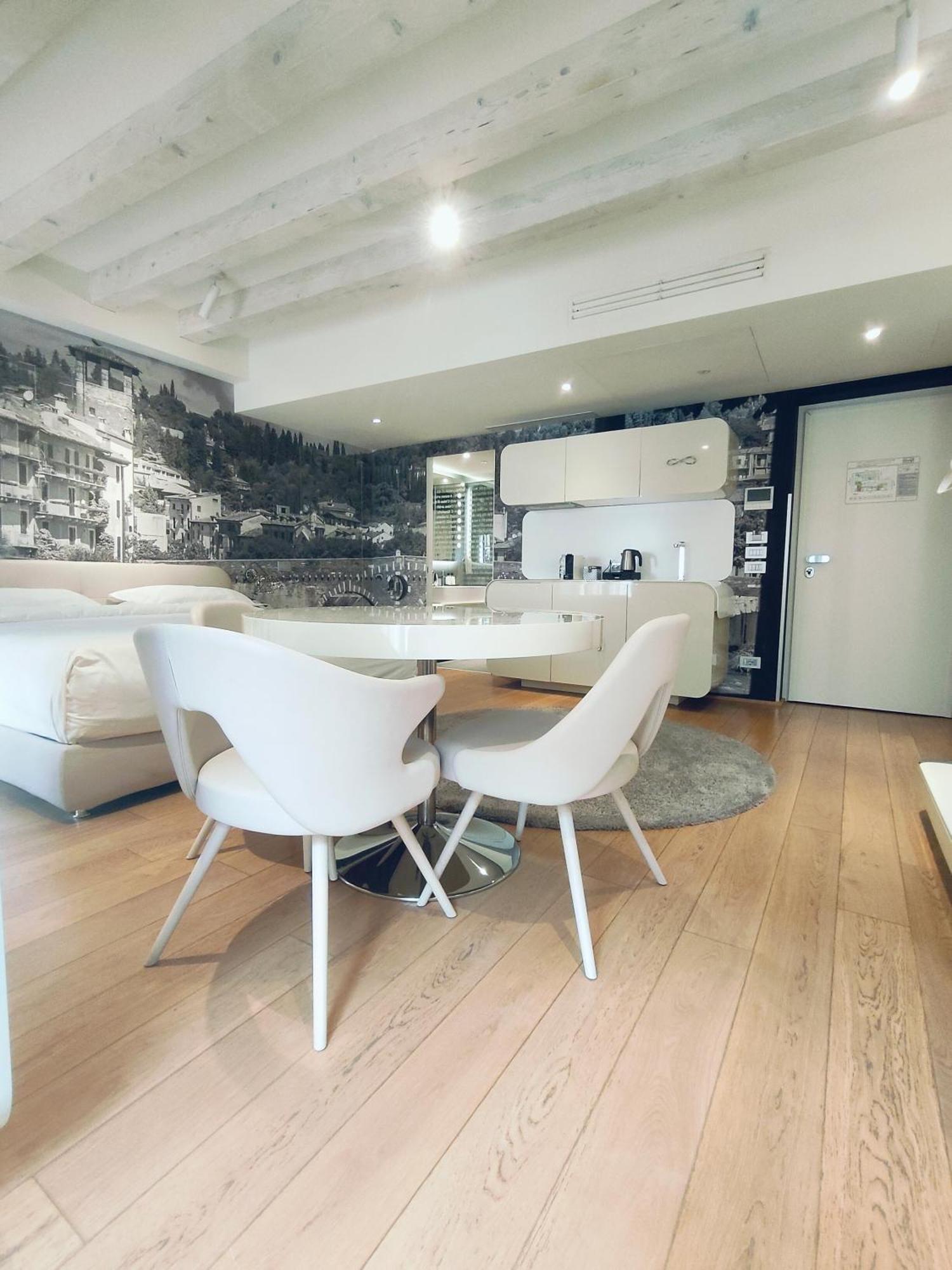 Lords Of Verona Luxury Apartments Exterior photo